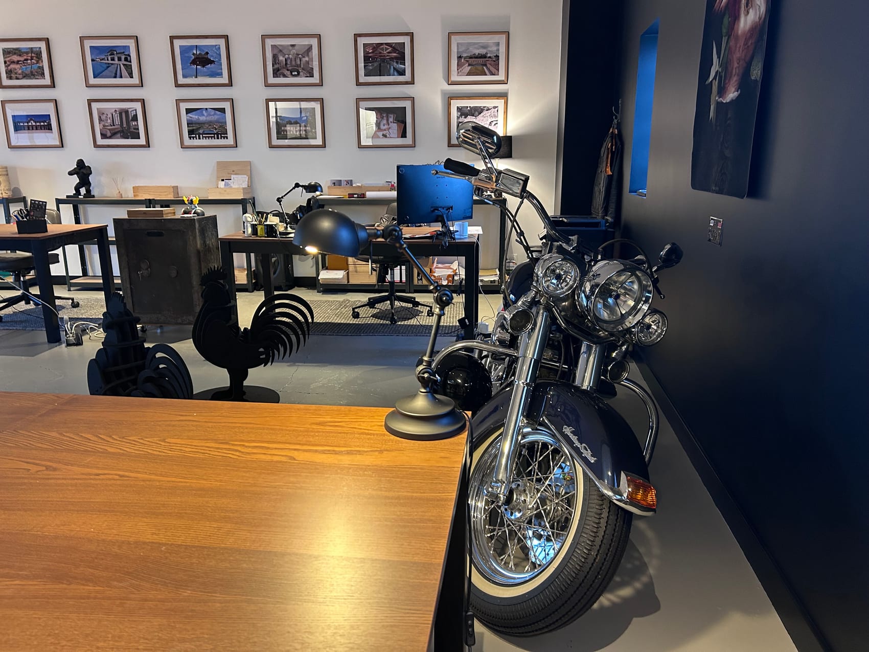 Le Loft · moto et bureaux