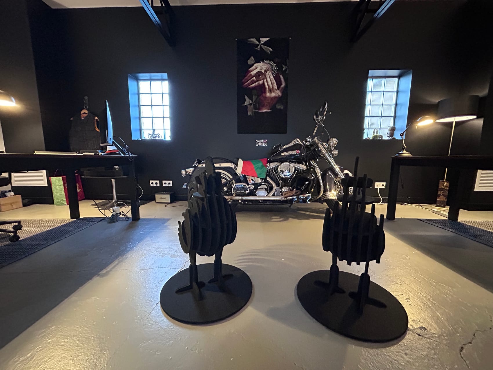 Le Loft · sculptures de coqs